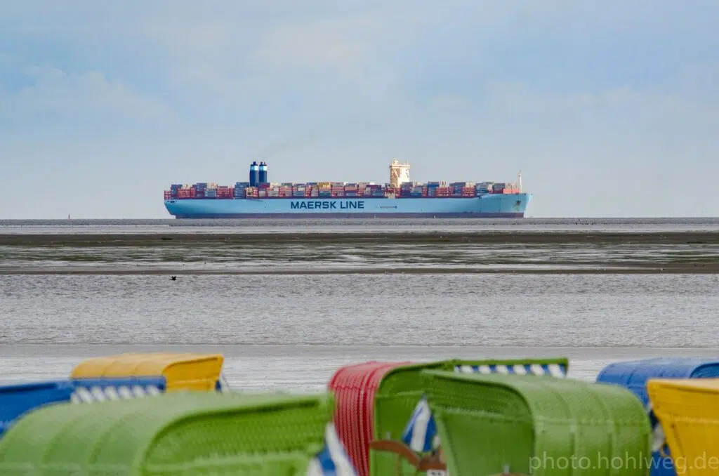 Containerschiff vor Bremerhaven